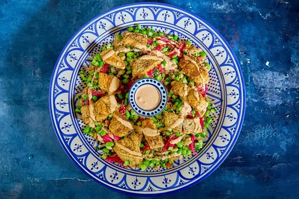 Poké bowl med koreansk gochugaru-kuller, ris, agurkesalat og mukimame — Skagenfoods eget foto