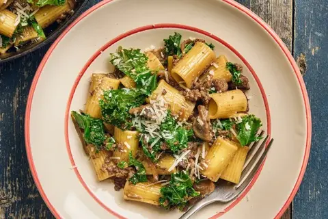 Krondyrragout og svampe med pasta, grønkål og trøffelolie