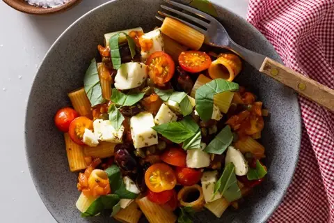 Pasta i tomatsauce med oliven og marineret mozzarella