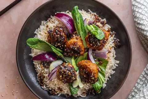 Sticky koreanske kyllingekødboller med pak choy og fuldkornsris