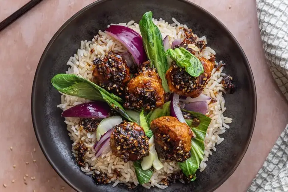 Sticky koreanske kyllingekødboller med pak choy og fuldkornsris — RetNemts eget foto
