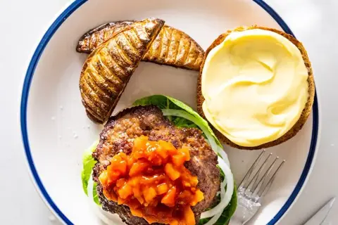 Mexi-burger med ovnbagte kartofler