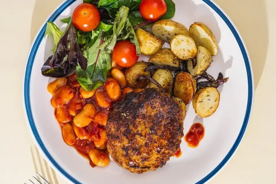 Svinefarsbøffer med BBQ-bønner, salat og ovnbagte kartofler — RetNemts eget foto