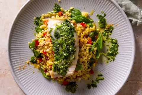 Persillebagt hvid fisk med bulgursalat