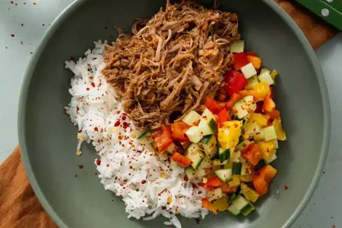 Hoisinglaseret pulled pork med appelsinsalat og ris