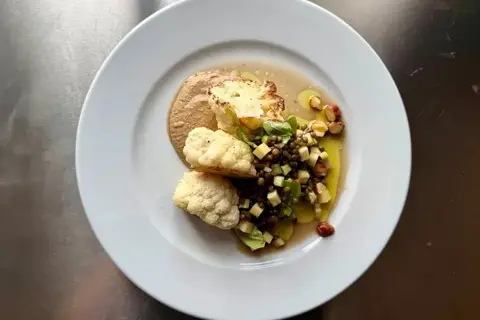 Stegt blomkål med linsesalat og courgette