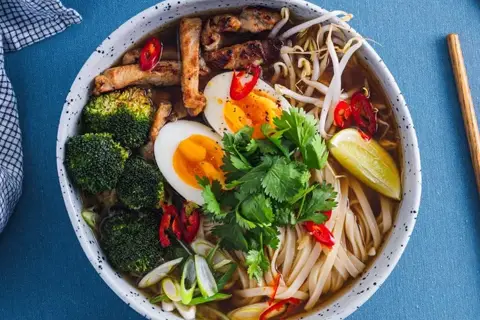Hverdagsramen-suppe med nudler, kotelet i strimler og smilende æg