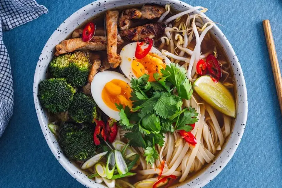 Hverdagsramen-suppe med nudler, kotelet i strimler og smilende æg — RetNemts eget foto
