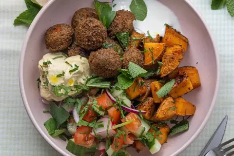 Falafel med ovnbagte søde kartofler, hummus og salat