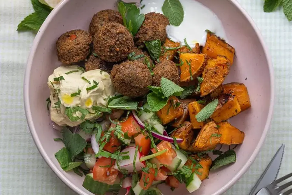 Falafel med ovnbagte søde kartofler, hummus og salat — RetNemts eget foto