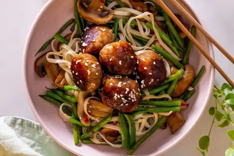 Kyllingekødboller i hoisinsauce med lynstegte nudler og grønt