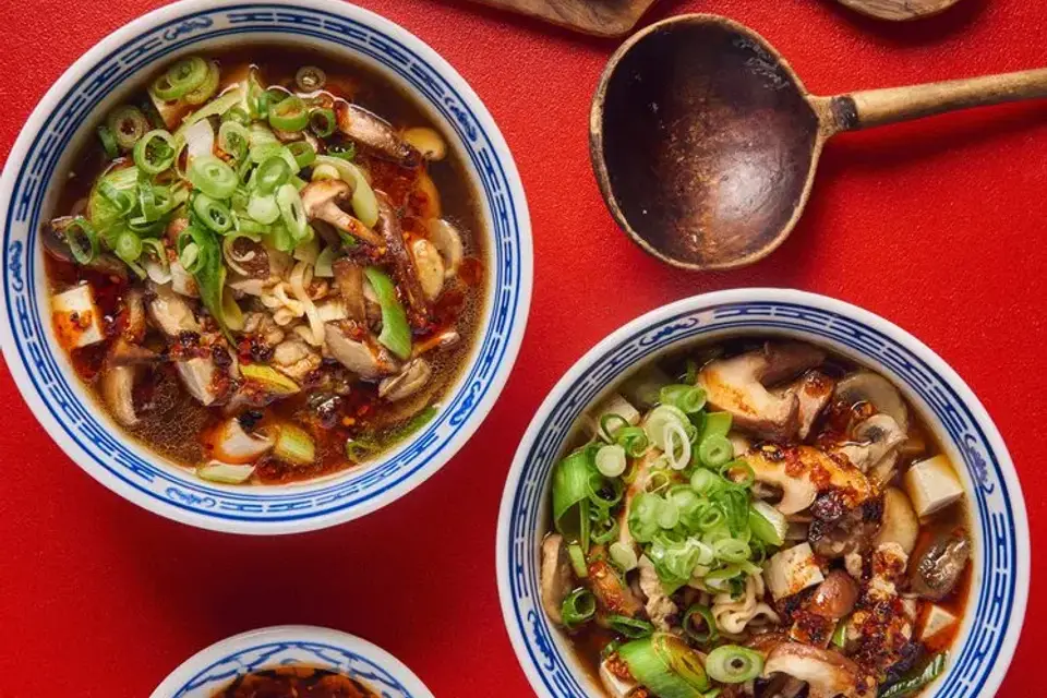 Kinesisk nudelsuppe med tofu, chiliolie, svampe og æg — RetNemts eget foto
