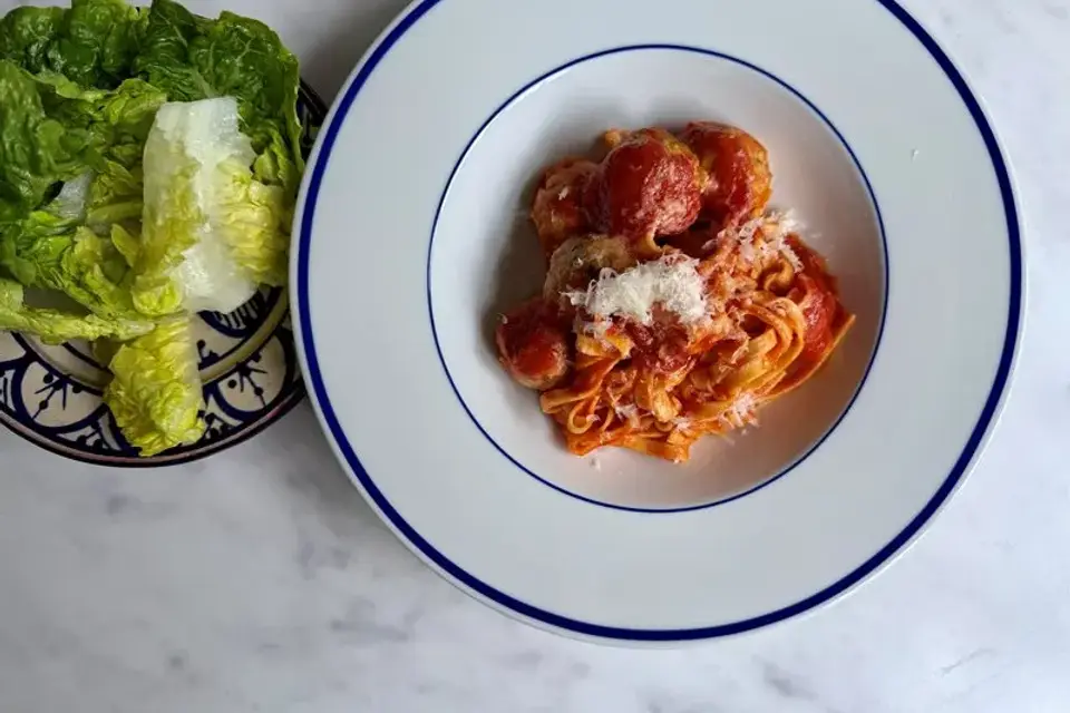 Frisk pasta med bagte kødboller i tomatsauce og parmesan — Skagenfoods eget foto