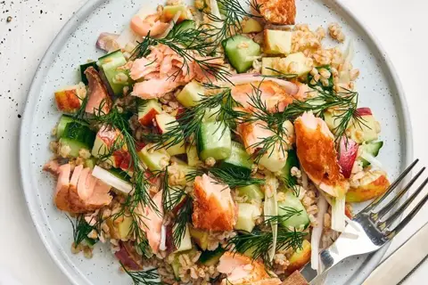 Varmrøget laks i lun æblesalat med hvedekerner og sennepscreme