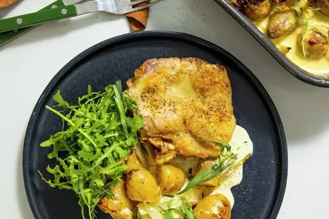 Kyllingelårsteaks i fad med dijon, estragon og kartofler