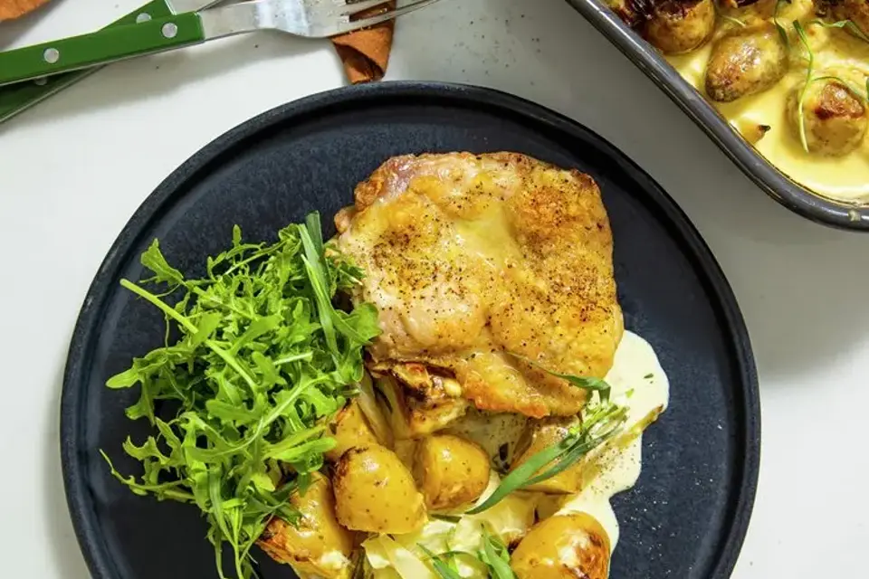 Kyllingelårsteaks i fad med dijon, estragon og kartofler — RetNemts eget foto
