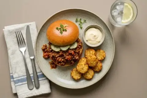 Sloppy Joe Burger med syltede agurker og rösti