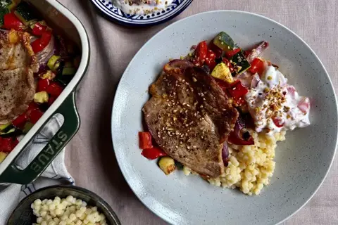 All in one koteletter med bagte grøntsager og tomatraita