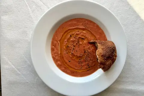 Tomatsuppe med orzo og boller
