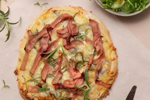 Kartoffelpizza bianco med lufttørret skinke og majssalat