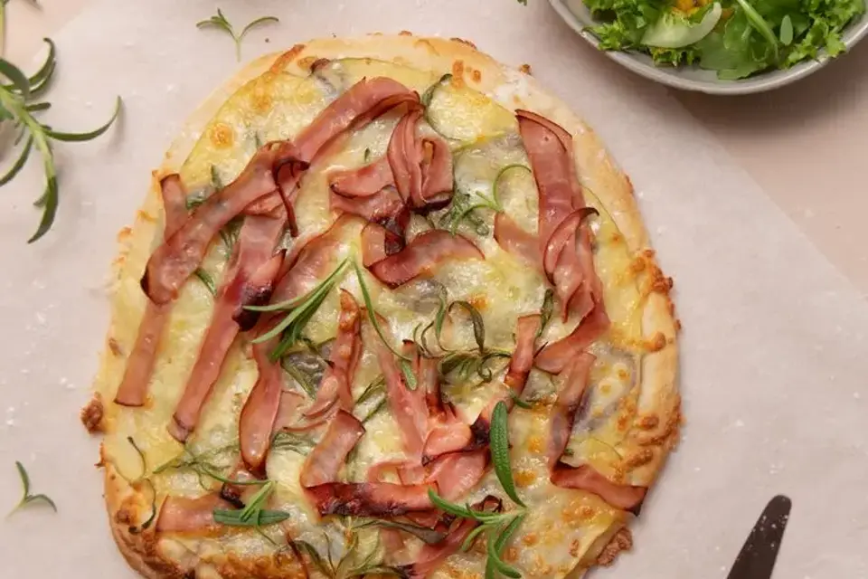 Kartoffelpizza bianco med lufttørret skinke og majssalat — RetNemts eget foto