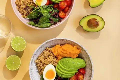 Buddha bowl med hvedekerner, bønnesalat og smilende æg