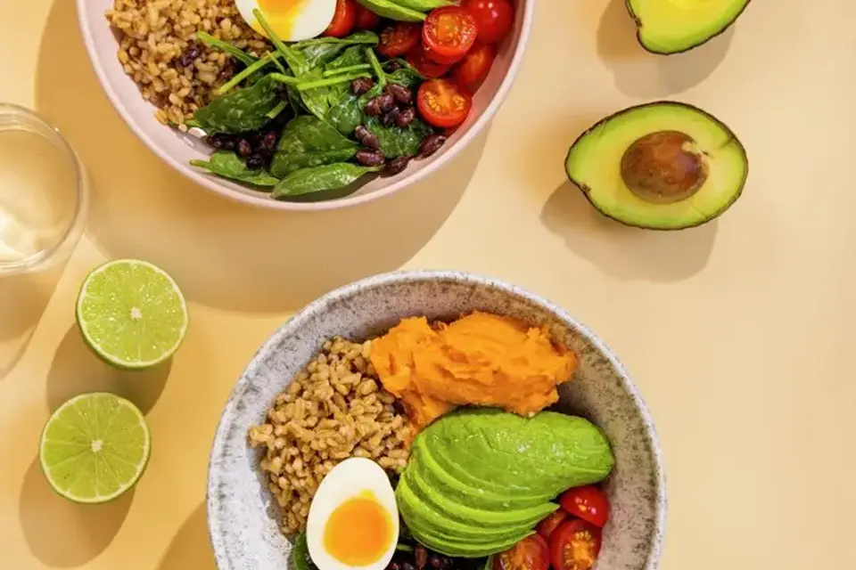 Buddha bowl med hvedekerner, bønnesalat og smilende æg — RetNemts eget foto