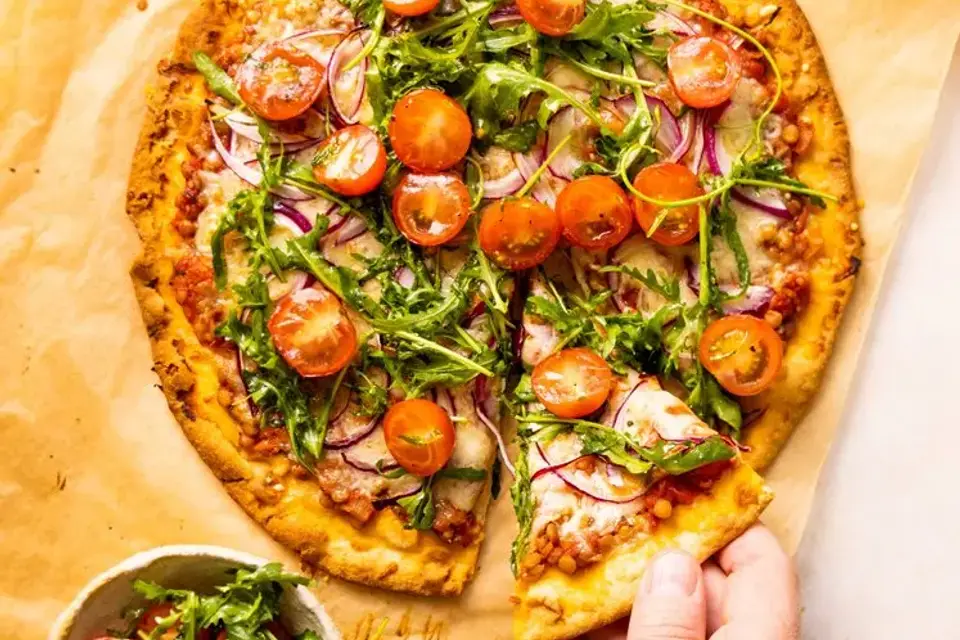 Quick Pizza bolognese serveret med rucola/tomatsalat — RetNemts eget foto
