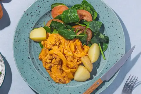Kylling i cremet ajvar sauce med kartofler og tomat/spinatsalat