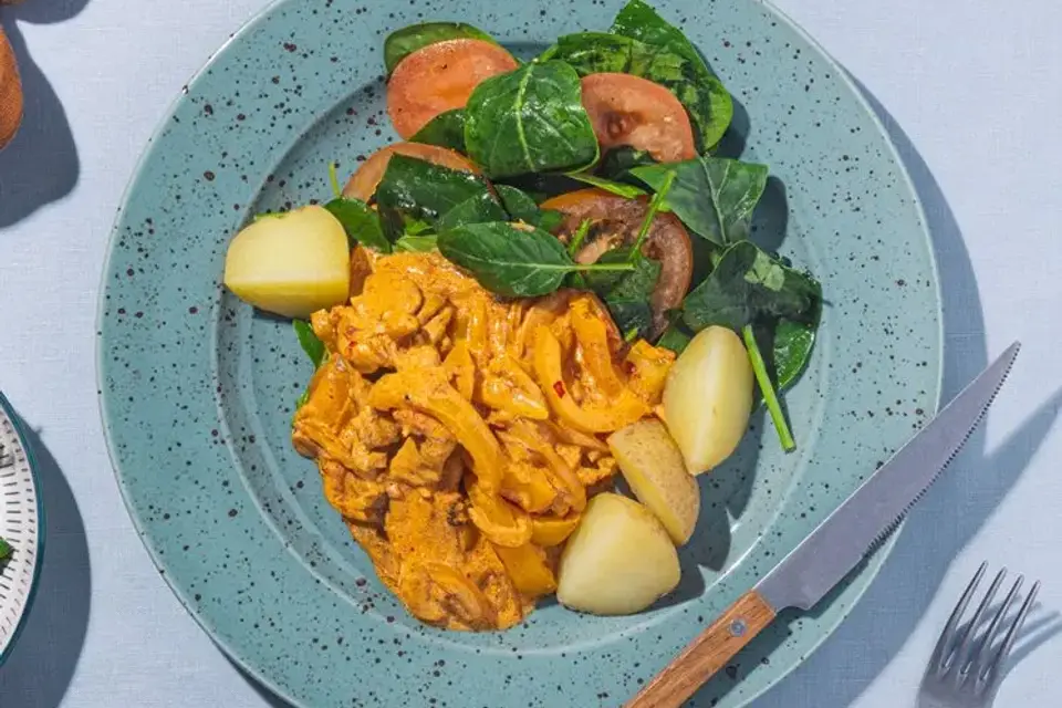 Kylling i cremet ajvar sauce med kartofler og tomat/spinatsalat — RetNemts eget foto
