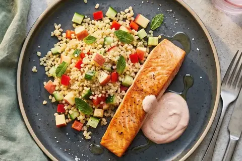 Stegt laksefilet med bulgursalat og spicy yoghurtdressing