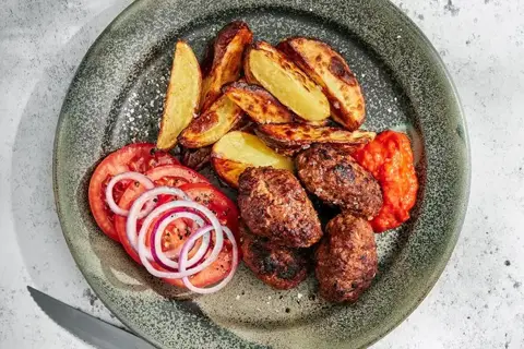 Cevapcici med kartoffelbåde, ajvar og tomatsalat