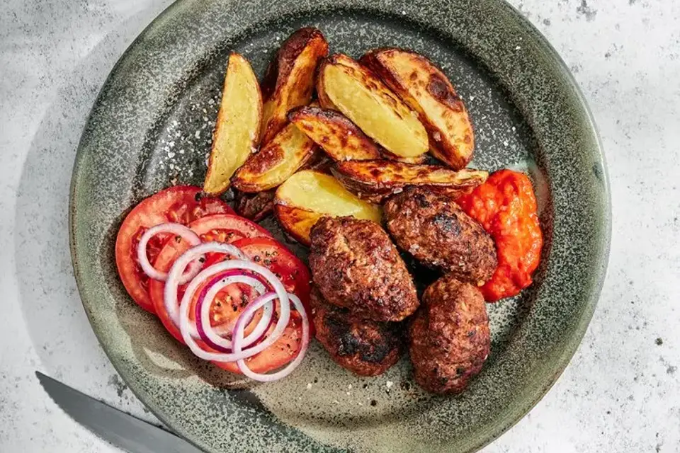 Cevapcici med kartoffelbåde, ajvar og tomatsalat — RetNemts eget foto