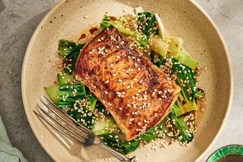 Stegt fisk med brunet sojasmør og pak choy
