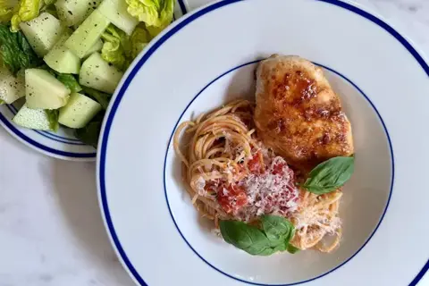 Kyllingebryst og pasta med tomatsauce, basilikum og melonsalat