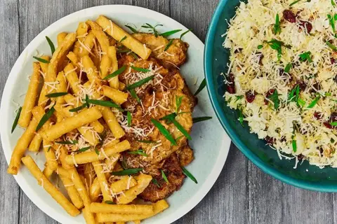 Kotelet med sprød panisse og salat med estragon og tranebær