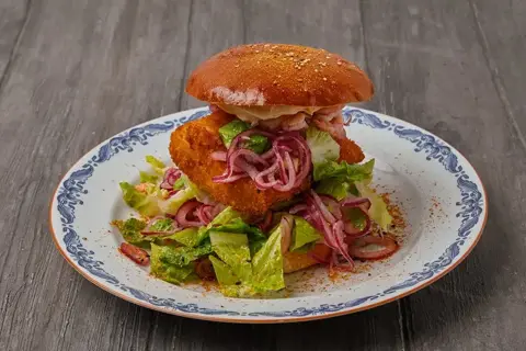 Japansk burger med sprød mørksej og Shichimi mayo