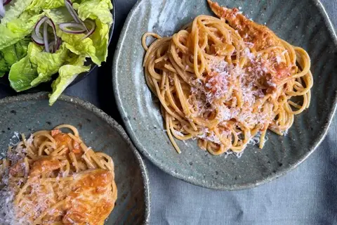 Kyllingebryst i cremet pasta med tomatpesto, parmesan og sprød salat