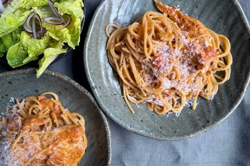 Kyllingebryst i cremet pasta med tomatpesto, parmesan og sprød salat — Skagenfoods eget foto