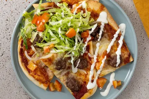 Pizza med oksekød, salat og dressing