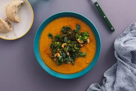 Sød kartoffelsuppe med palmekål og surdejsbrød
