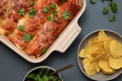Enchiladas med kidneybønner, koriander og nachos