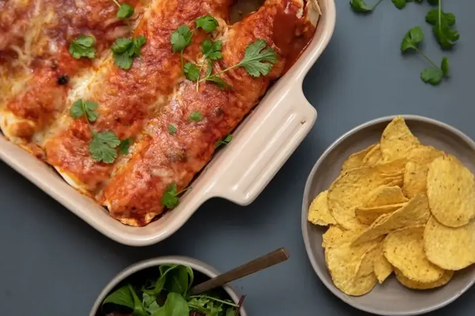 Enchiladas med kidneybønner, koriander og nachos — RetNemts eget foto