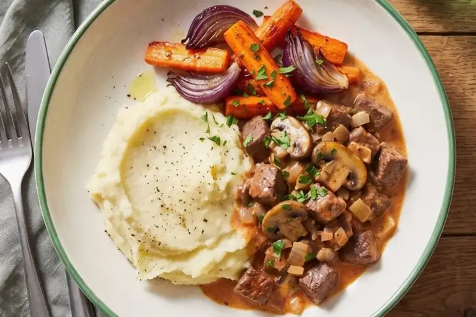 Krondyr stroganoff med kartoffelmos og ovnbagte grøntsager — RetNemts eget foto