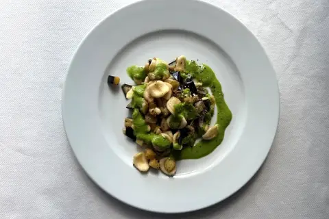 Orecchiette med aubergine og pesto