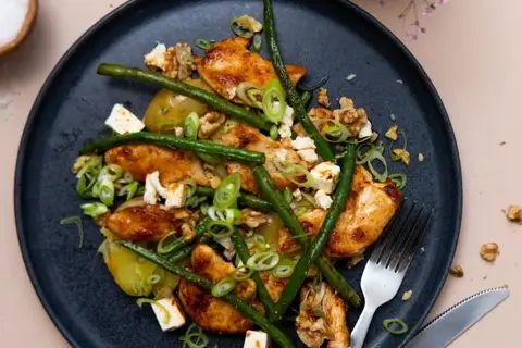 Knuste kartofler med kylling, feta og valnødder