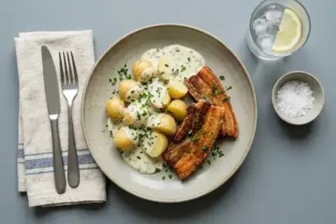 Stegt flæsk m. persillesauce og kartofler