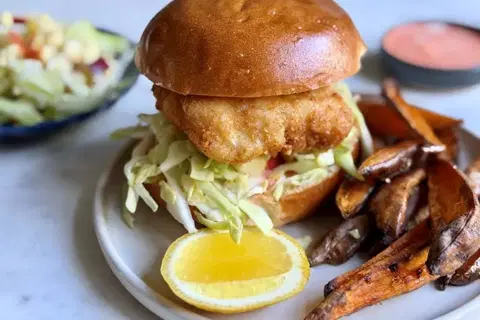 Fiskeburger med chilicreme, søde kartofler og kålsalat med æble