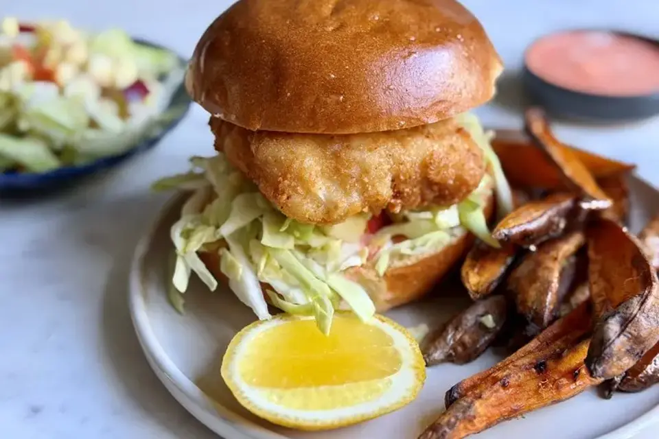 Fiskeburger med chilicreme, søde kartofler og kålsalat med æble — Skagenfoods eget foto