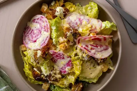 Falafelsalat med bolsjebede og curry/mangodressing
